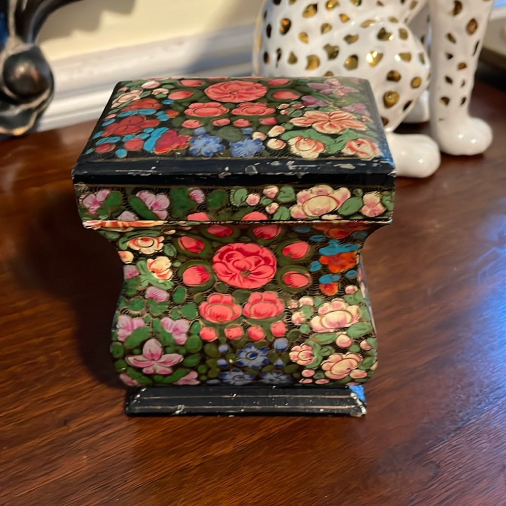 Wood flower trinket box